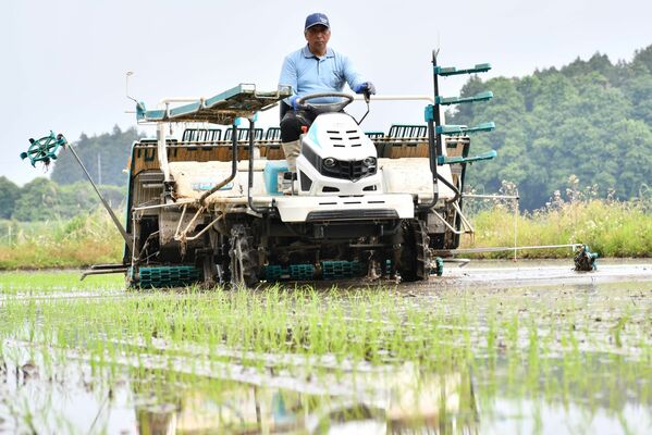 田植え機で「夢ささら」の苗を植える高瀬さん