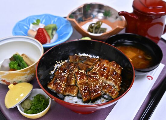 伊藤七段の勝負飯「鰻御膳」＝17日午後、日光市鬼怒川温泉大原