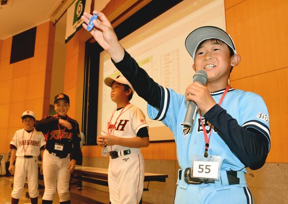 会場内にくじの番号を発表する各チームの主将たち＝21日午後３時25分、とちぎ健康の森