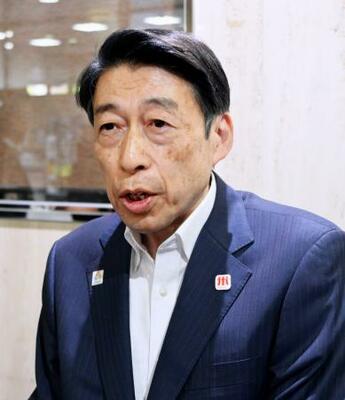 記者団の取材に応じる福岡県の服部誠太郎知事=18日午前、福岡市