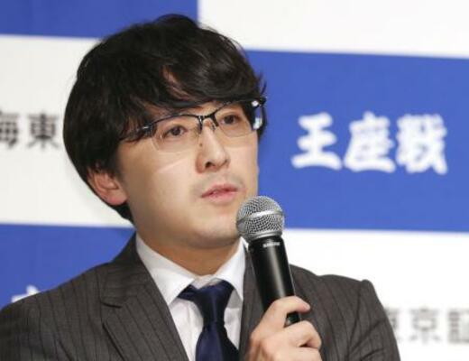 　将棋の第７３期王座戦勝利から一夜明け、記者会見する伊藤匠二冠＝２９日午前、甲府市