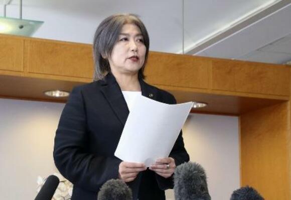 　記者団の取材に応じる田久保真紀市長＝１０日午前、伊東市