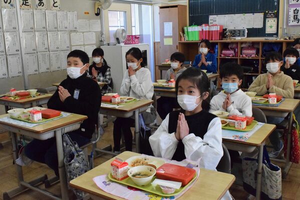 佐野市は例年、初午祭近くの時期の学校給食で、しもつかれを提供している＝３日、佐野市田沼小