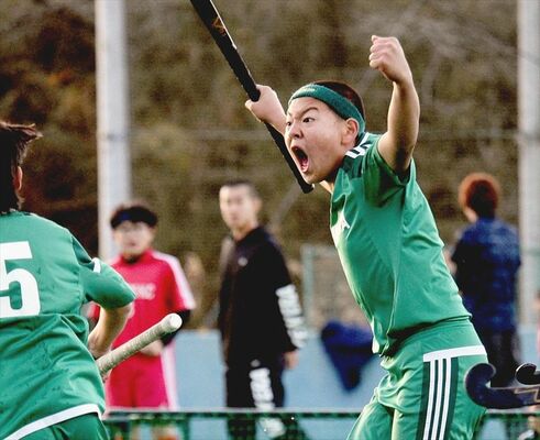 男子　フリーデン－南原グリーンモンキーズ決勝　前半２分、南原グリーンモンキーズ・阿部がシュートを決め、両手を突き上げて雄たけびを上げる＝日光市ホッケー場