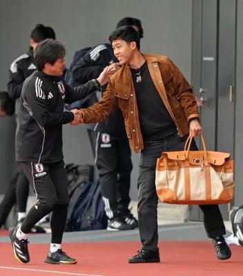 　ガーナ戦に向けた合宿に合流した遠藤（右）＝千葉市内