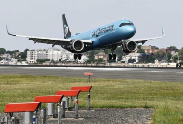 サッカーW杯フランス代表チームを乗せ、米ボストンの空港に到着した航空機=6月10日(Winslow Townson-Imagn Images/ロイター=共同)