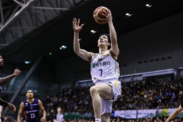 第１クオーター、ブレックスの小川がシュートを決める＝横浜国際プール