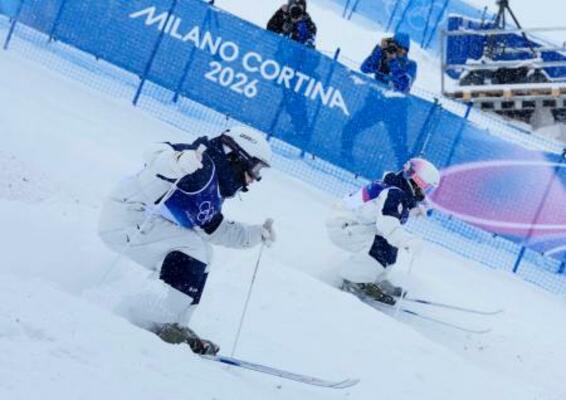 女子デュアルモーグル1回戦 コブを攻める藤木日菜(手前)と中尾春香=リビーニョ(共同)