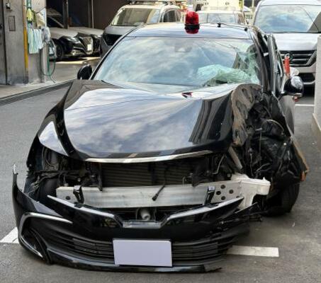 　赤色灯を取り付けて覆面パトカーを装い事故を起こした車＝２０日、警視庁練馬署