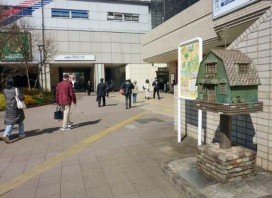 　聖蹟桜ケ丘駅の西口に設置されている「青春のポスト」＝東京都多摩市