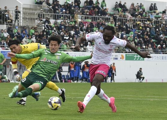 前半、シュートを放つ栃木シティのＦＷウタカ＝青森県八戸市のプライフーズスタジアム