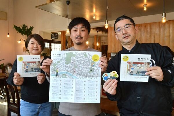 マップを手に参加を呼びかける梁川委員長（中央）ら