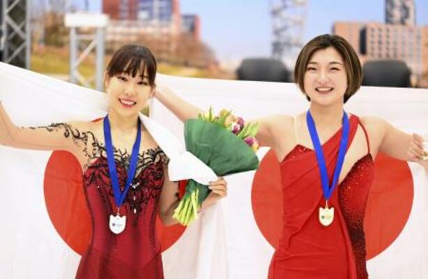 フィギュアスケートの国際大会で優勝した坂本花織(右)と2位の三原舞依=2023年2月、オランダ・ティルブルフ(共同)
