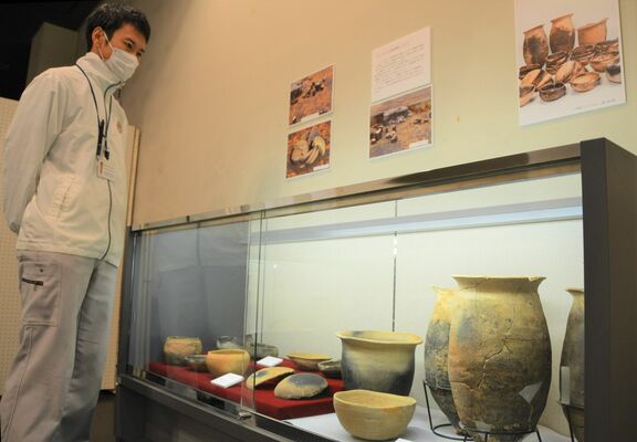 出土した土器などが並ぶ「仁王地遺跡展」