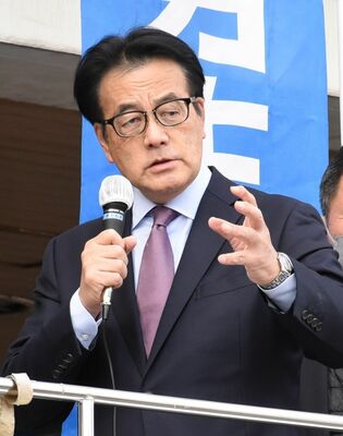 街頭演説で支持を訴える立憲民主党の岡田幹事長＝22日午後、ＪＲ宇都宮駅西口