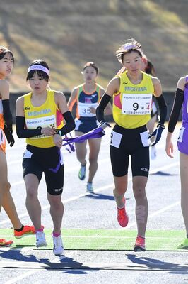 三島の４区福田（右）から５区樋口にたすきをつなぐ＝滋賀県の希望が丘文化公園、鈴木航撮影