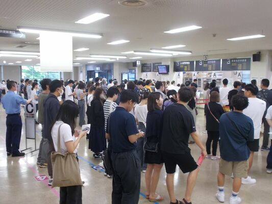 日曜日に運転免許の更新手続きで窓口に並ぶ人たち＝９月８日朝、県運転免許センター（県警提供）