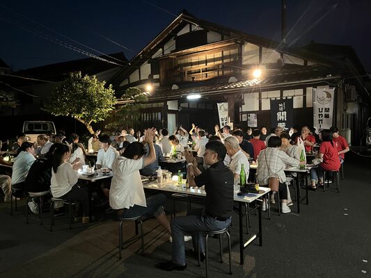 酒蔵の中庭で開かれる「ひやガーデン」