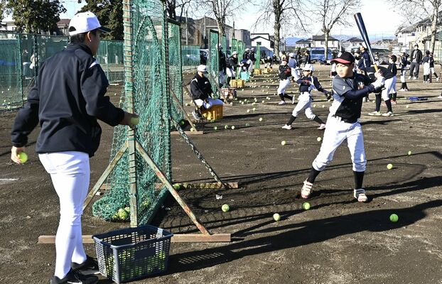 石橋高野球部員の指導の下、打撃練習をする児童ら