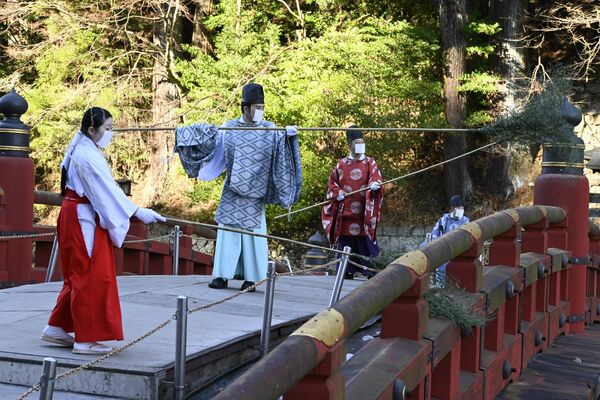 神橋のほこりを取り除く神職ら