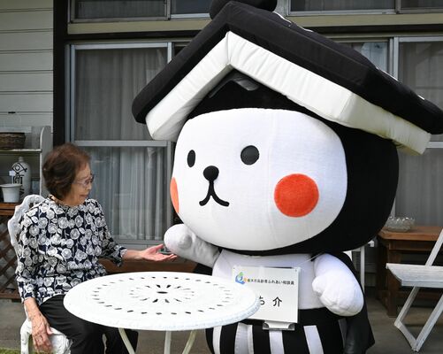 「一日高齢者ふれあい相談員」として庭先で交流するとち介と早乙女さん