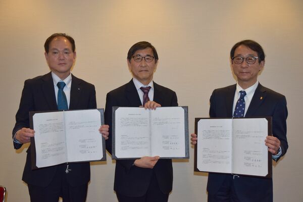 デジタル分野の業務提携に向けた覚書を締結した下野新聞社の若菜社長（中央）ら＝１５日午後、東京都内