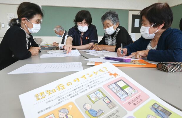 ＪＣＨＯオレンジサロンで交流する参加者ら