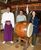 焼き印が押された長胴太鼓と（左から）野澤さん、大森さん、小野崎さん