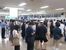 日曜日に運転免許の更新手続きで窓口に並ぶ人たち＝９月８日朝、県運転免許センター（県警提供）