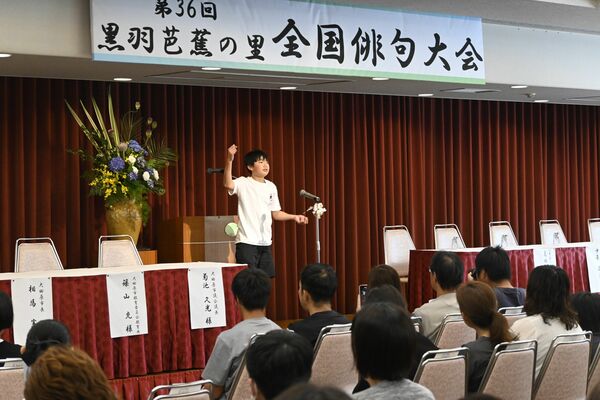 オープニングイベントで身振り手振りを交えた英語俳句を披露した須賀川小児童