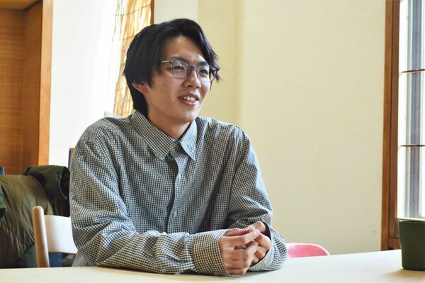 下野新聞のインタビューに応じる諏訪さん＝３月上旬、小山市内