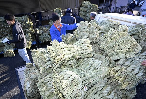 出荷の最盛期を迎えたしめ縄＝９日午前９時、塩谷町原萩野目