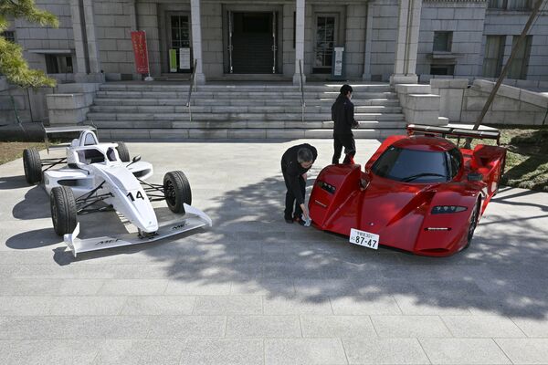 今回紹介された「ＭＥＦ」（左）と２０１７年に披露されたスーパーカー「ＩＦ－０２ＲＤＳ」