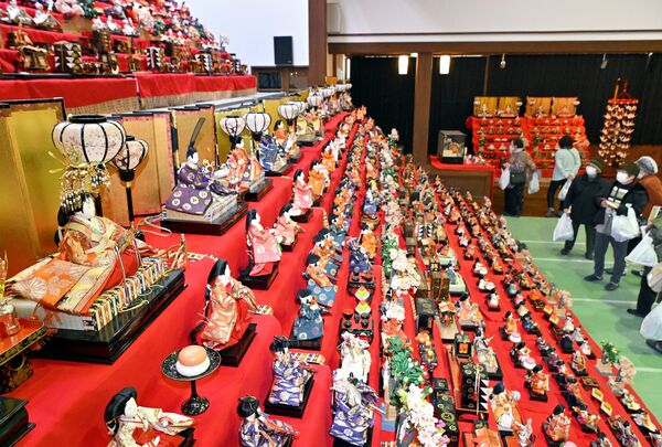 会場内を豪華に彩る300体以上のひな人形=6日午後0時45分、真岡市田町