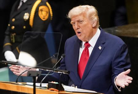 　国連総会一般討論で演説するトランプ米大統領＝２３日、米ニューヨークの国連本部（ロイター＝共同）