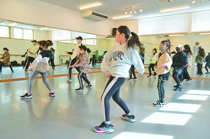 清潔感のある明るいスタジオでダンスに集中。表現力やリズム感などを磨きます