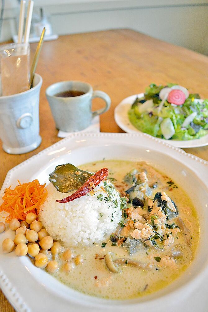 粗びきの鶏ひき肉とナス、シメジが入った「グリーンキーマカレーセット」。季節の具材が入るときも
