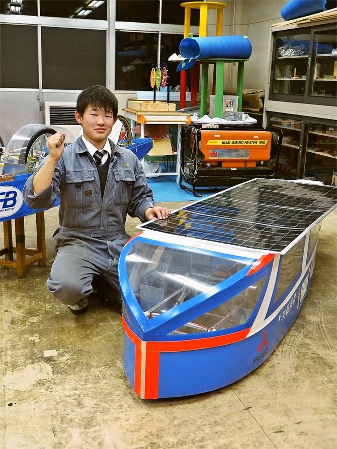 自作のソーラーカー「ブルーインパルス」と部長の坂和さん