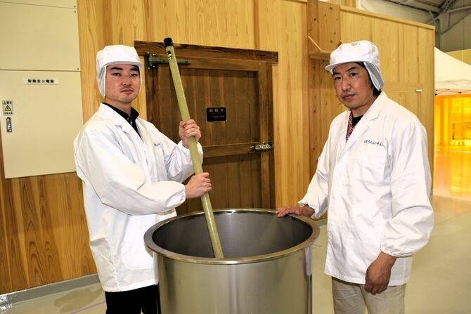 愛知県の関谷醸造でオーダーメード酒造りを学んできた寺澤圭一さん（右）と山脇健太郎さん＝鹿沼市