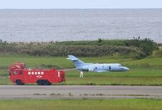 空自機、車輪出さずに胴体着陸
