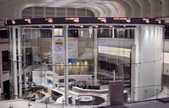 東証反発、終値８２２円高