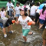 マス捕まえた！　上三川で５年ぶり、つかみどり大会