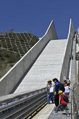 鹿沼・南摩ダムで“登山” 堤や水路、150人が見学 マルシェもにぎわう