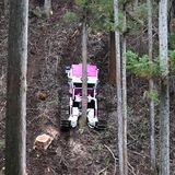 遠隔で木を伐採、搬送「ラジコン式伐倒作業車」で実演　スマート林業推進へ、栃木県が那須で研修会