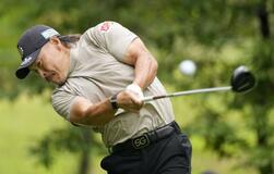 平本世中が６５で単独首位