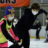 小平さんが金メダルの滑り伝授　日光でスケート教室
