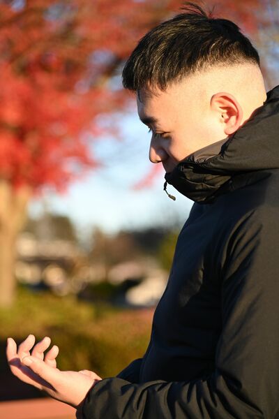 かつての自宅前にある公園を訪れた一生さん。支援者の畠山さんとの出会いは、「人生を変えてくれたのかもしれない」＝２０２３年12月上旬