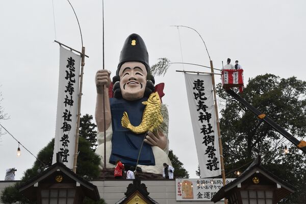 高所作業車を活用した師走恒例のえびす像のすす払い