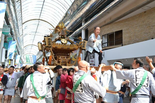 オリオン通りを練り歩く宮壹會のみこし
