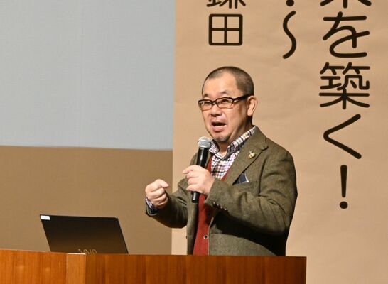 「こころ元気な大人が子どもたちの未来を築く」と題して講演する鎌田所長